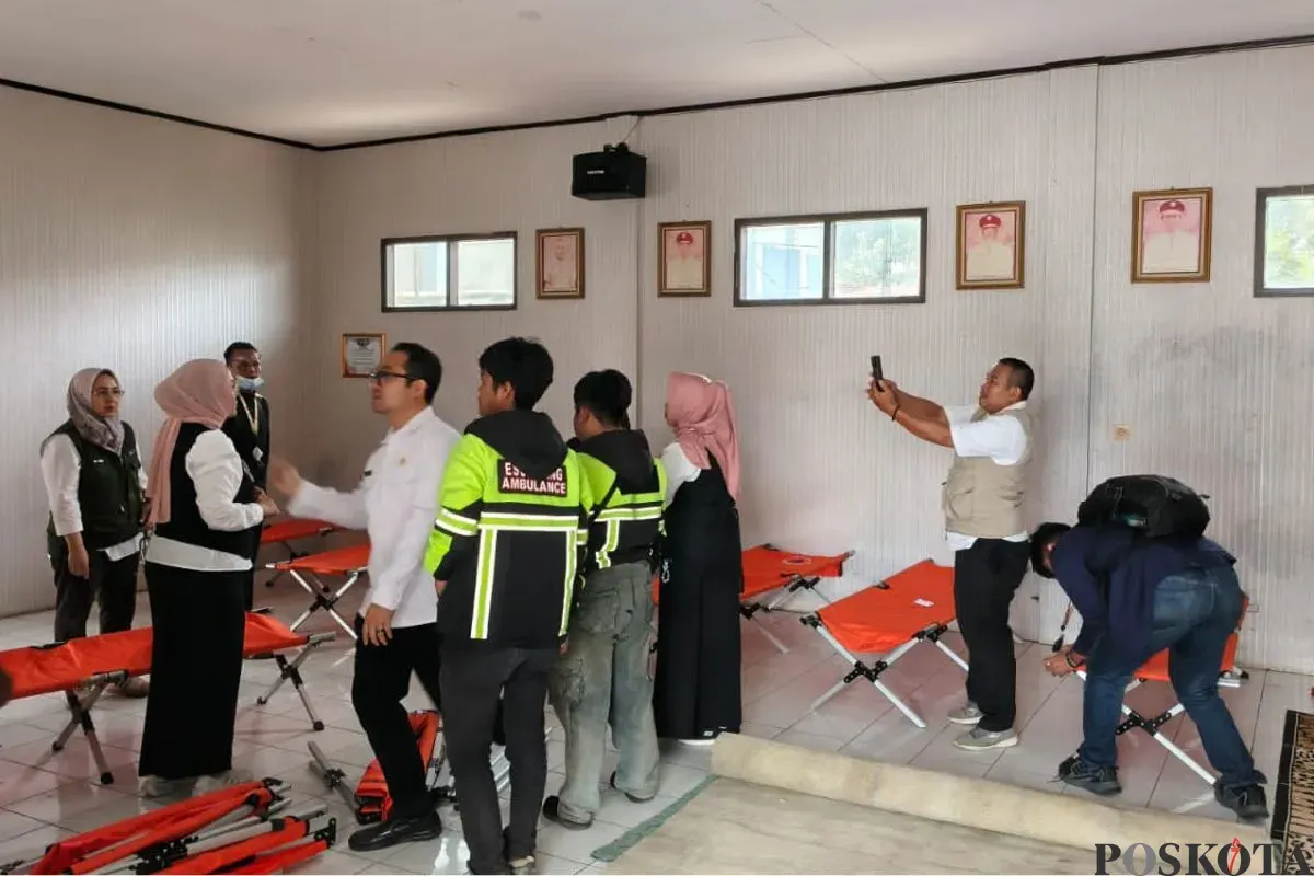 Dinkes Bandung Barat membuka posko antisipasi tambahan korban keracunan, Rabu, 15 Oktober 2025. (Sumber: Poskota/Gatot Poedji Utomo)