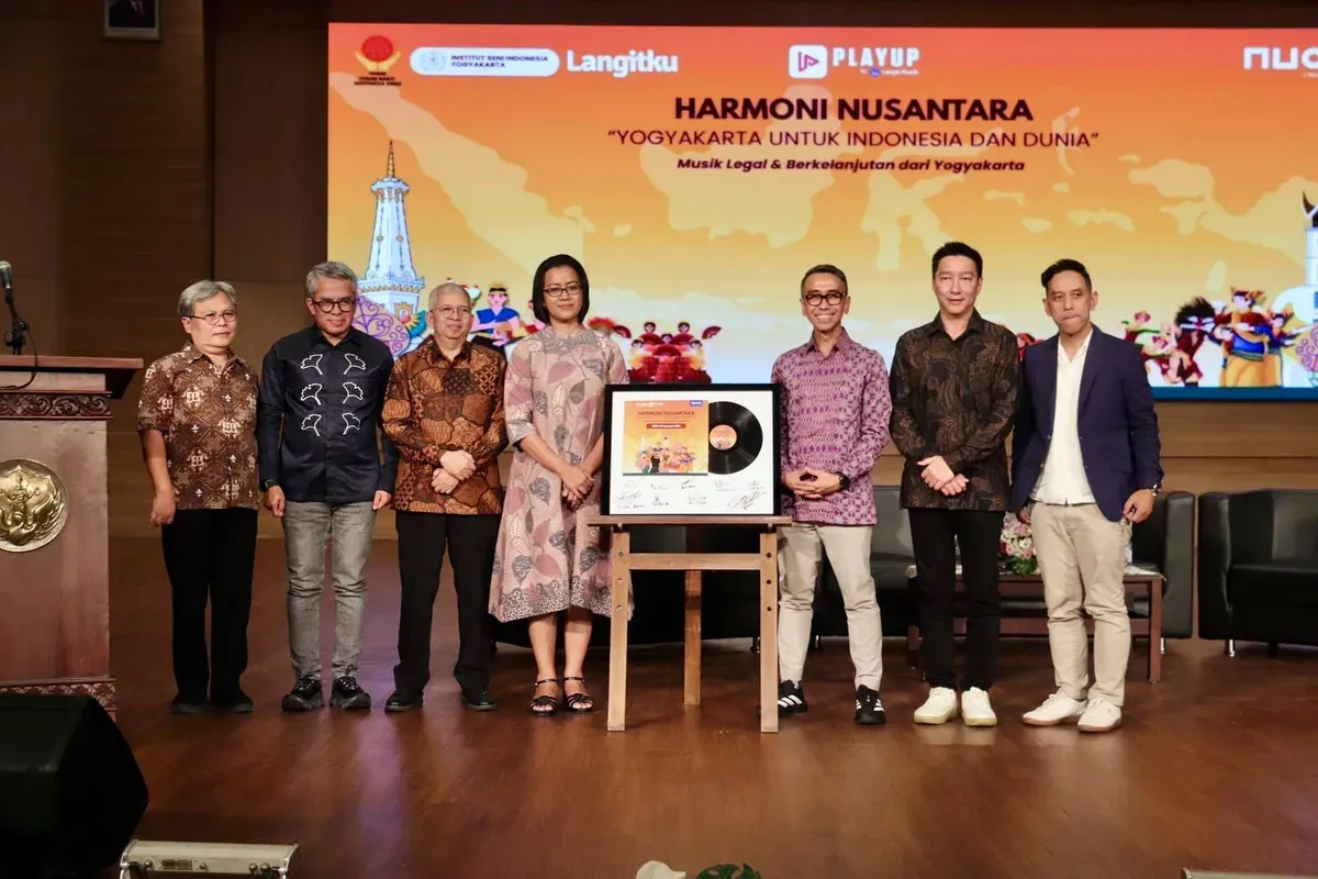 CEO Nuon Aris Sudewo, CEO Playup Pascal Lasmana, Ketua Yayasan Tunas Bakti Indonesia Emas Acep Somantri, dan Gusti Kanjeng Ratu Mangkubumi saat peluncuran gerakan Harmoni Nusantara. (Sumber: Corporate Communication PT Telkom Indonesia (Persero) Tbk)
