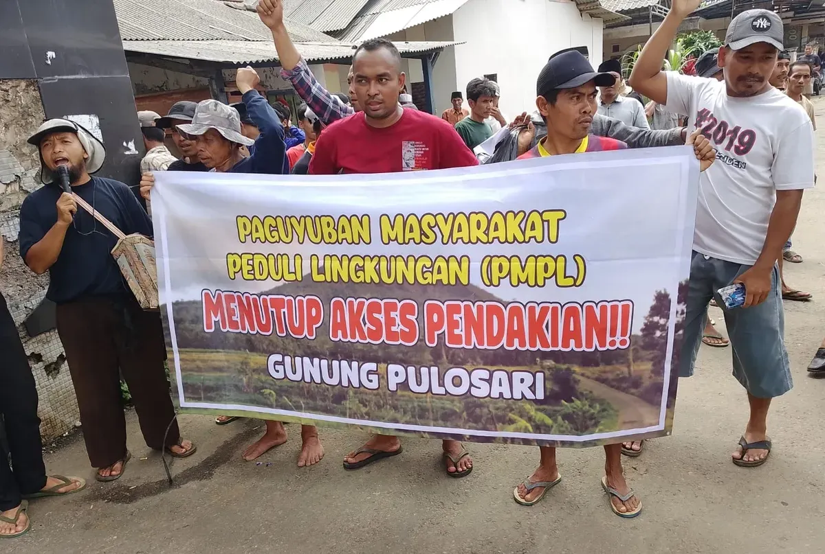 Puluhan warga dari Kecamatan Mandalawangi, Kabupaten Pandeglang, melakukan aksi penutupan jalur pendakian wisata Gunung Pulosari. (Sumber: Dok. Warga)