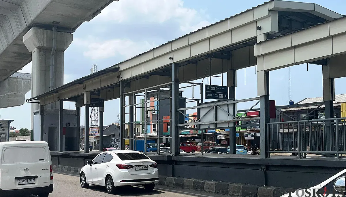 Situasi Halte Cakung, Jakarta Timur. (Sumber: POSKOTA | Foto: M Tegar Jihad)