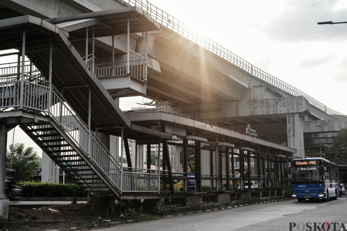 Kondisi terbengkalai Halte TransJakarta BNN 1 di Cawang, Jakarta, Rabu 15 Oktober 2025. (Sumber: Poskota/Bilal Nugraha Ginanjar)