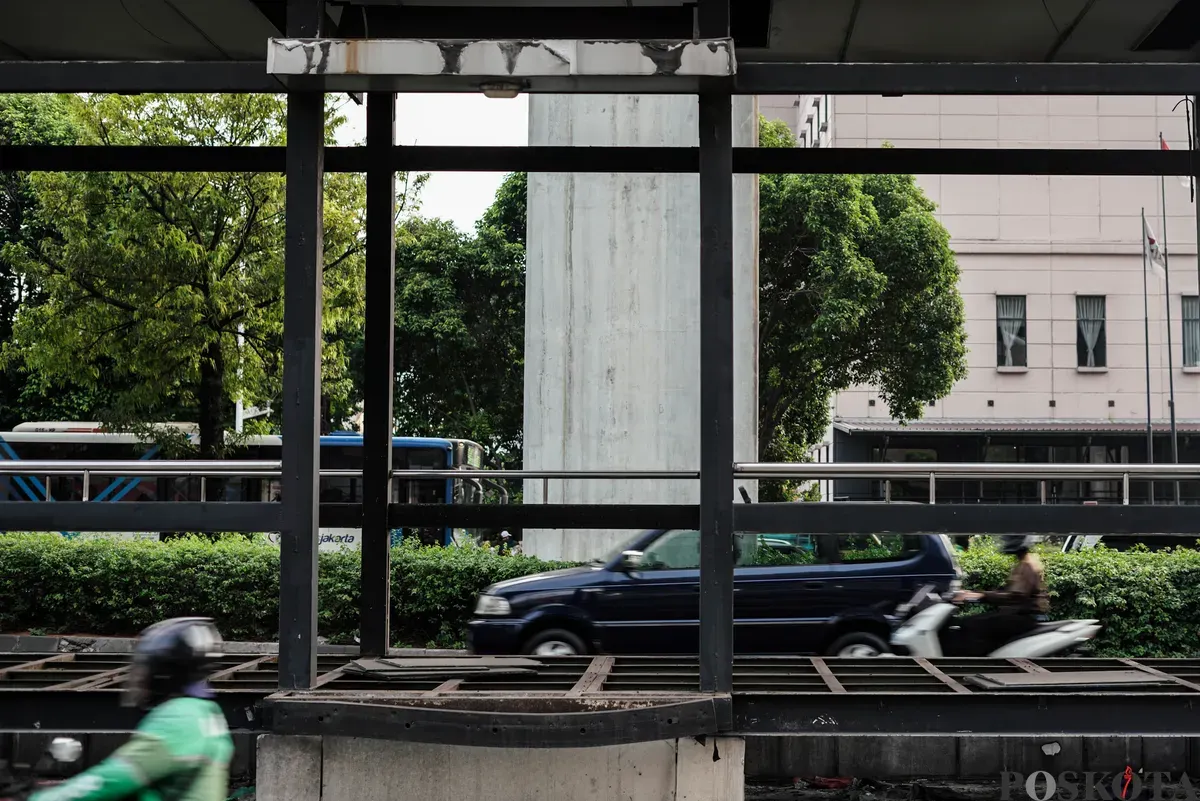 Kondisi terbengkalai Halte TransJakarta BNN 1 di Cawang, Jakarta, Rabu 15 Oktober 2025. (Sumber: Poskota/Bilal Nugraha Ginanjar)