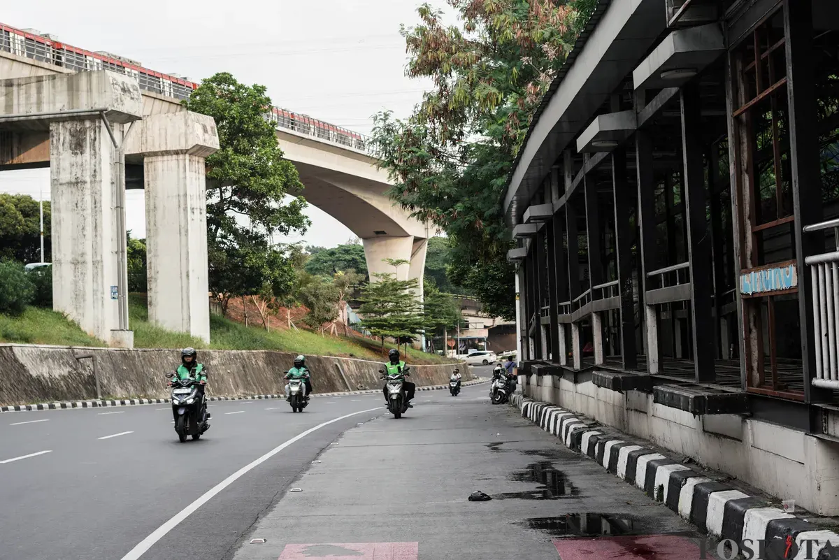 Kondisi terbengkalai Halte TransJakarta BNN 1 di Cawang, Jakarta, Rabu 15 Oktober 2025. (Sumber: Poskota/Bilal Nugraha Ginanjar)