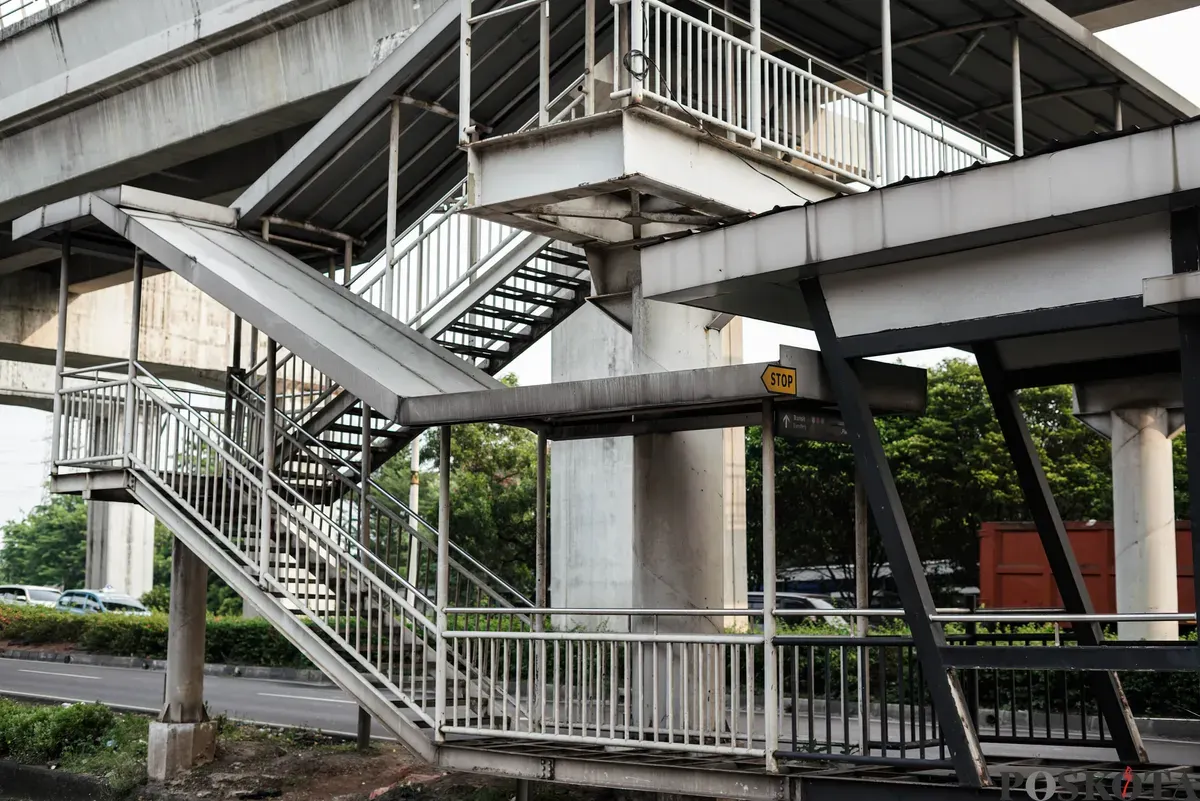 Kondisi terbengkalai Halte TransJakarta BNN 1 di Cawang, Jakarta, Rabu 15 Oktober 2025. (Sumber: Poskota/Bilal Nugraha Ginanjar)