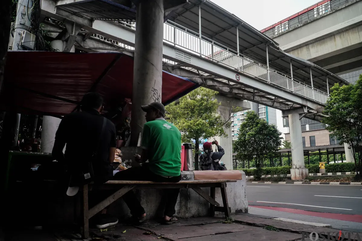 Kondisi terbengkalai Halte TransJakarta BNN 1 di Cawang, Jakarta, Rabu 15 Oktober 2025. (Sumber: Poskota/Bilal Nugraha Ginanjar)