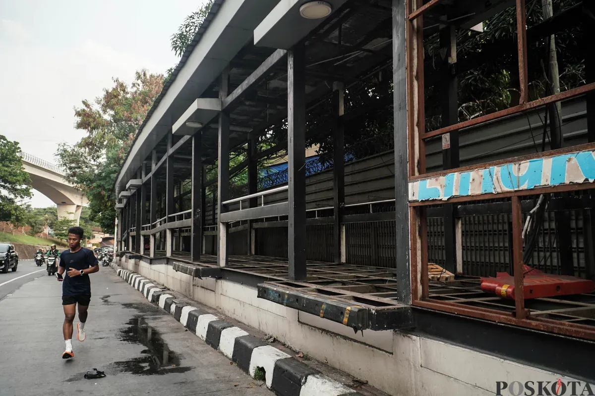 Kondisi terbengkalai Halte TransJakarta BNN 1 di Cawang, Jakarta, Rabu 15 Oktober 2025. (Sumber: Poskota/Bilal Nugraha Ginanjar)