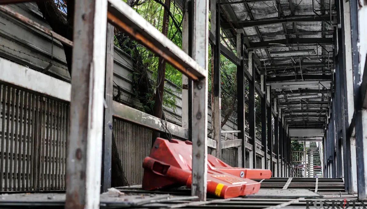 Kondisi halte BNN 1, Cawang, Jakarta Timur. (Sumber: POSKOTA | Foto: Bilal Nugraha Ginanjar)