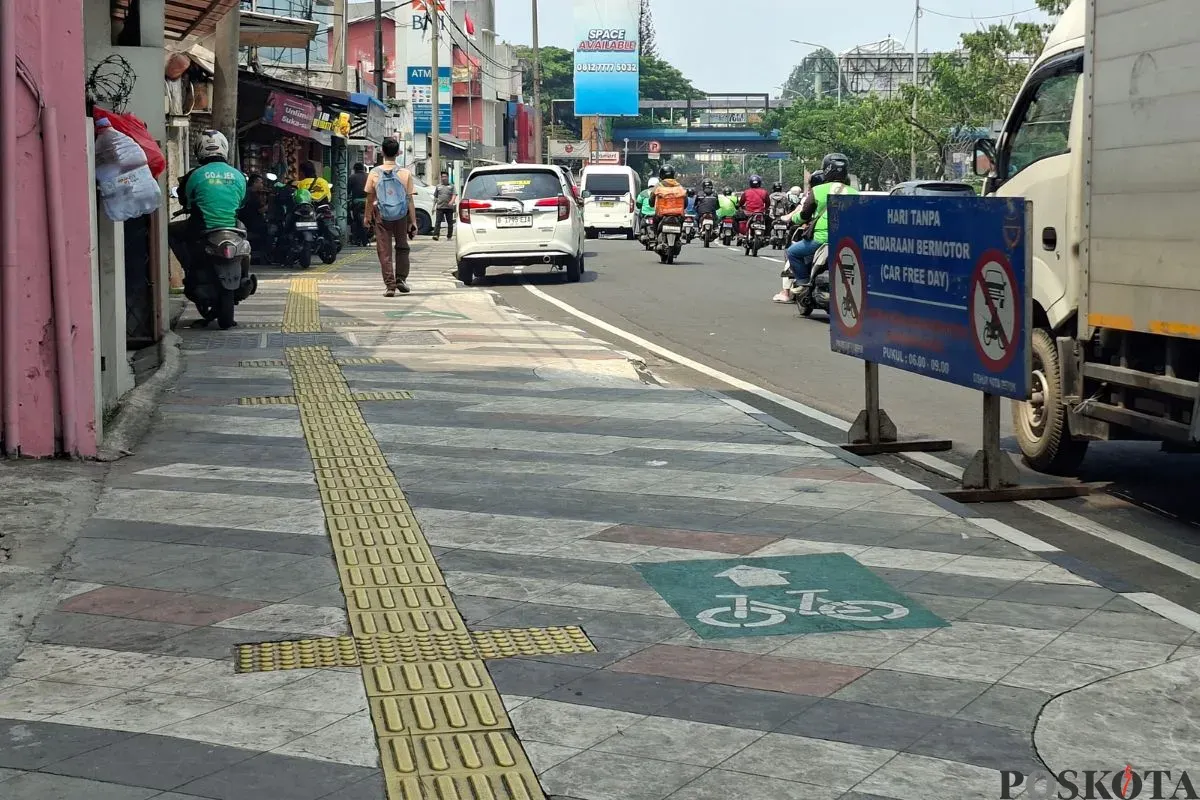 Pemandangan jalur khusus sepeda di sepanjang Jalan Margonda, Kota Depok, Rabu, 15 Oktober 2025. (Sumber: Poskota/Angga Pahlevi)