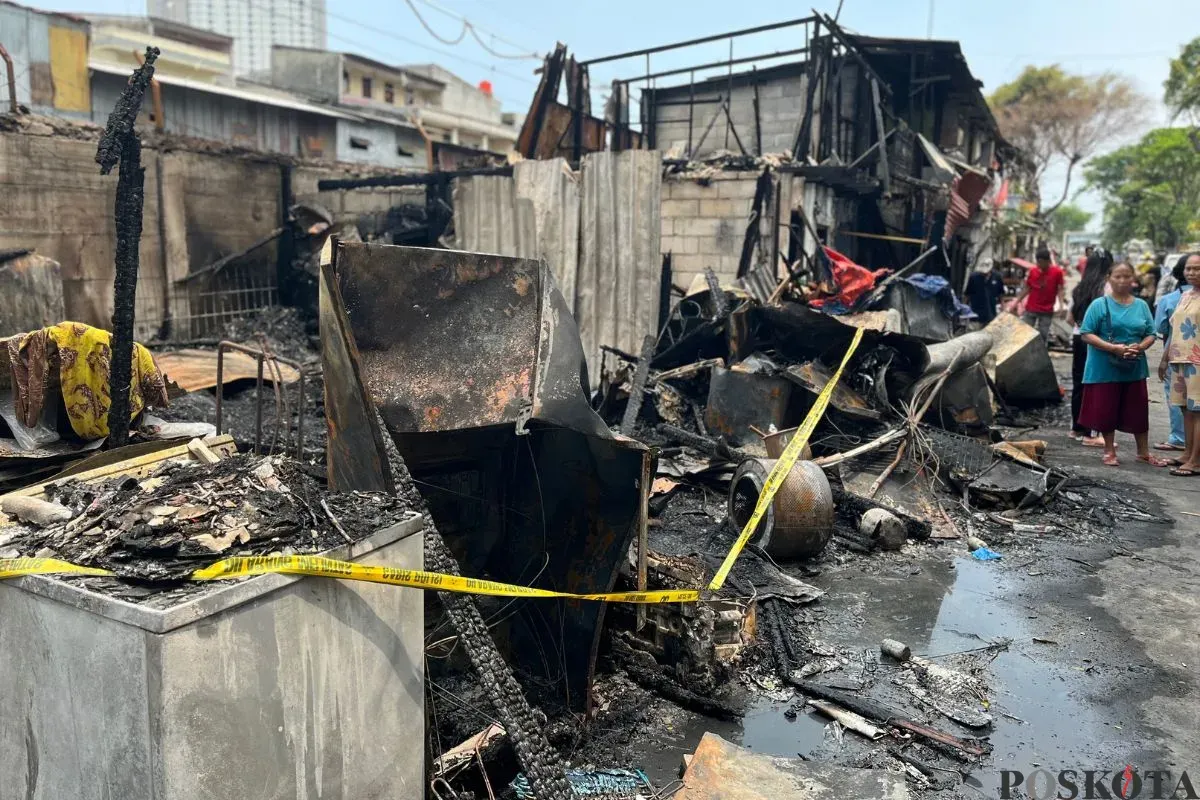 Satu keluarga tewas dalam kebakaran rumah semi permanen di Jalan Pademangan Raya 5 RT 07 RW 01, Pademangan, Jakarta Utara, Rabu, 15 Oktober 2025. (Sumber: Poskota/Pandi Ramedhan)