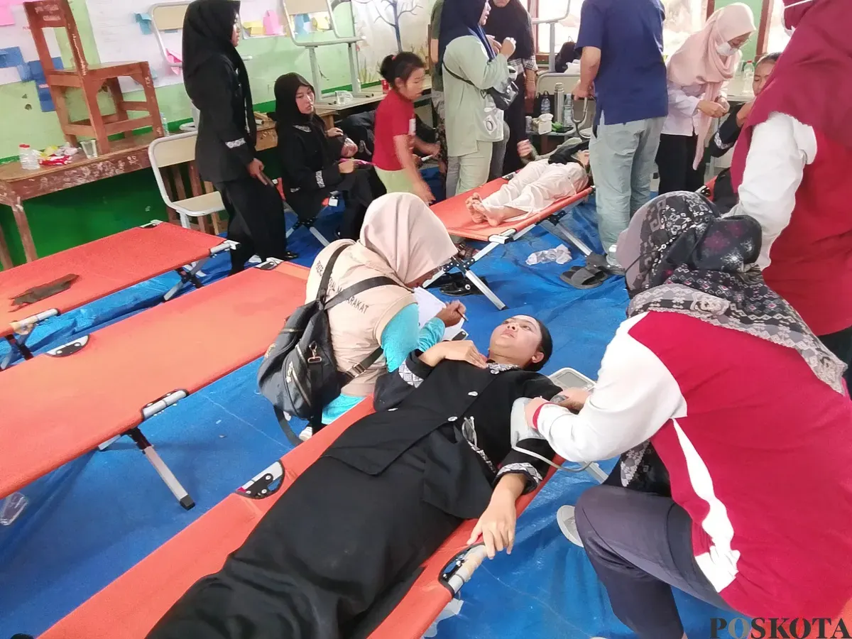 Kondisi siswi SMKN 1 Cisarua Bandung Barat mendapat perawatan intensif di aula kesehatan sekolah, Rabu 15 Oktober 2025. (Sumber: Poskota/Gatot Poedji Utomo)