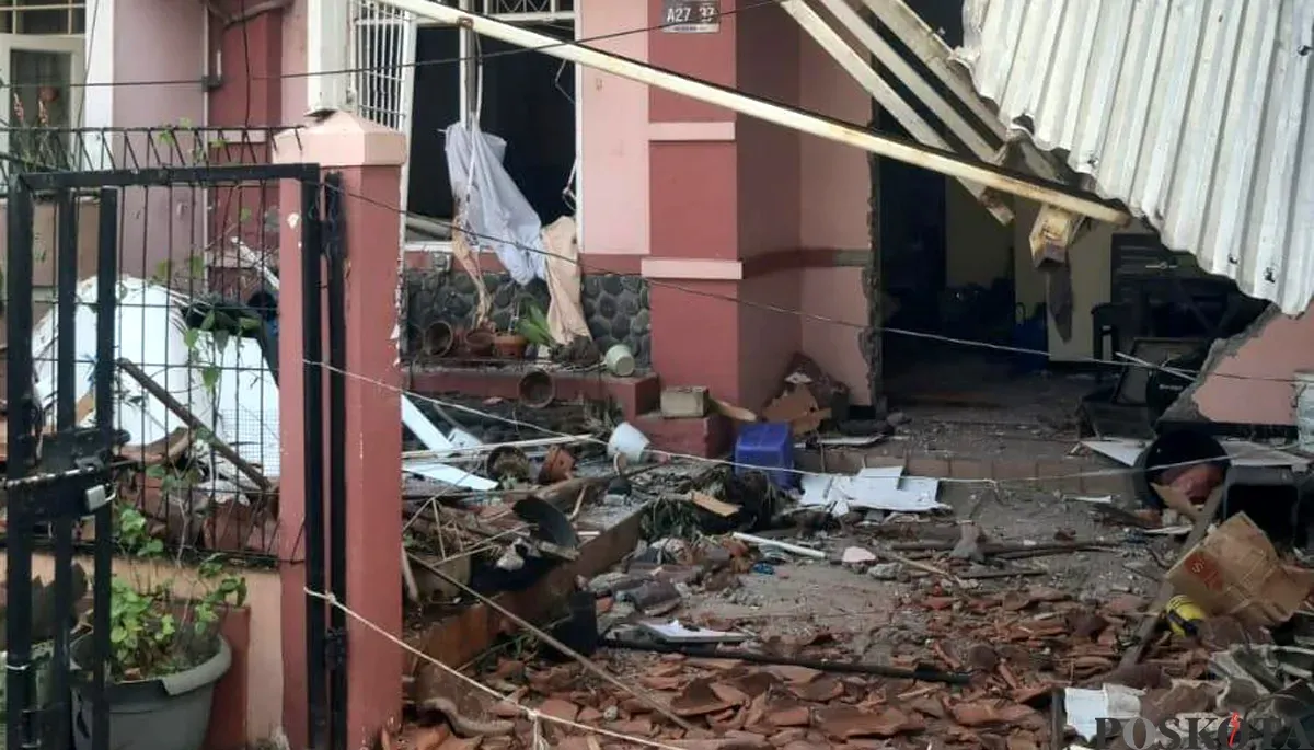 Kondiri rumah yang hancur akibat ledakan tabung gas yang bocor di Komplek Taman Palem, Cengkareng, Jakarta Barat, Rabu, 15 Oktober 2025. (Sumber: POSKOTA | Foto: Pandi Ramedhan)