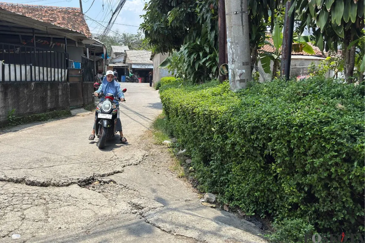 Lokasi penemuan mayat remaja di Kampung Babakan Tarikolot, Kelurahan Nanggewer, Kecamatan Cibinong, Kabupaten Bogor, Rabu, 15 Oktober 2025. (Sumber: Poskota/Giffar Rivana)