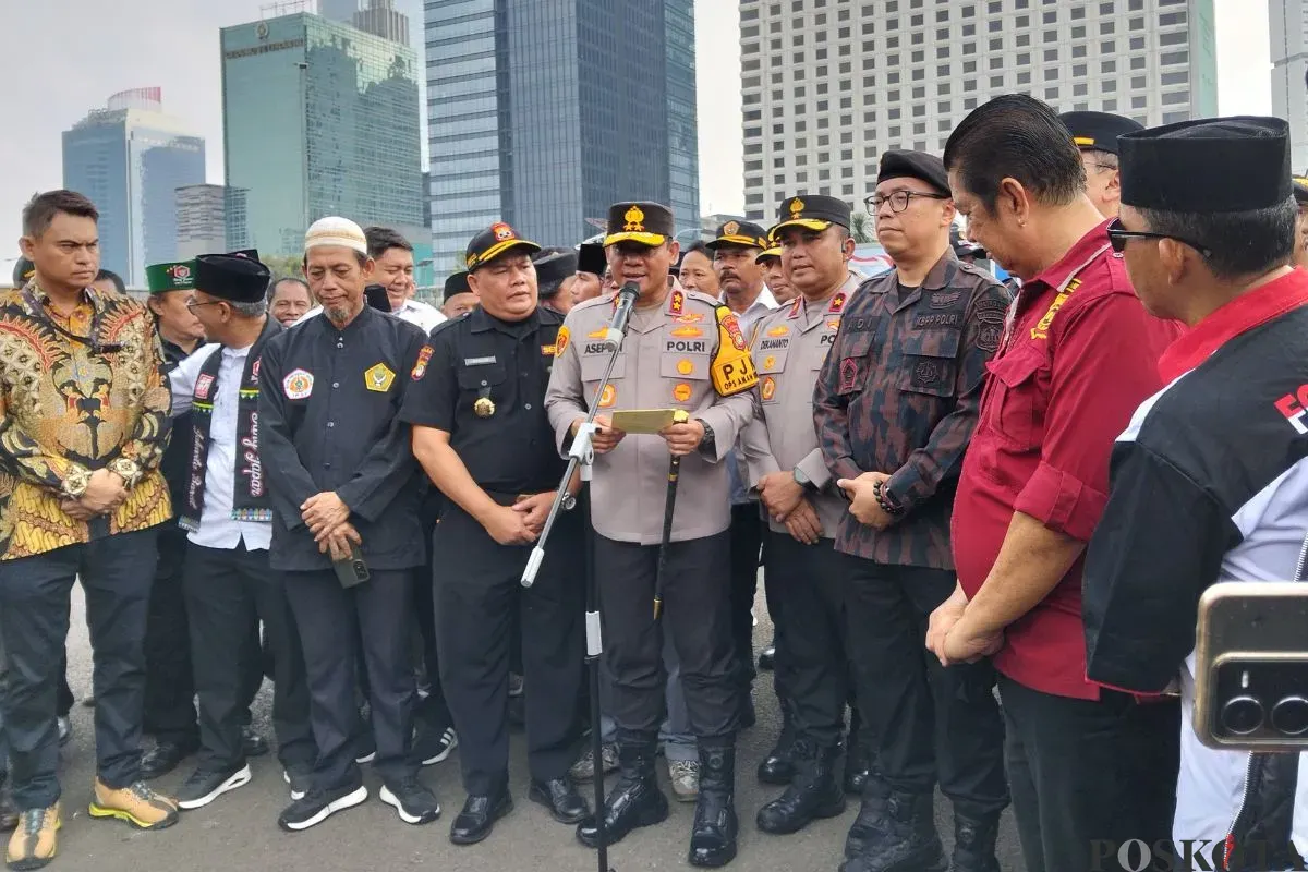 Ribuan anggota organisasi masyarakat (ormas) memadati Lapangan Markas Polda Metro Jaya, Senayan, Kebayoran Baru, Jkaarta Selatan, Rabu, 15 Oktober 2025. (Sumber: Poskota/Ali Mansur)