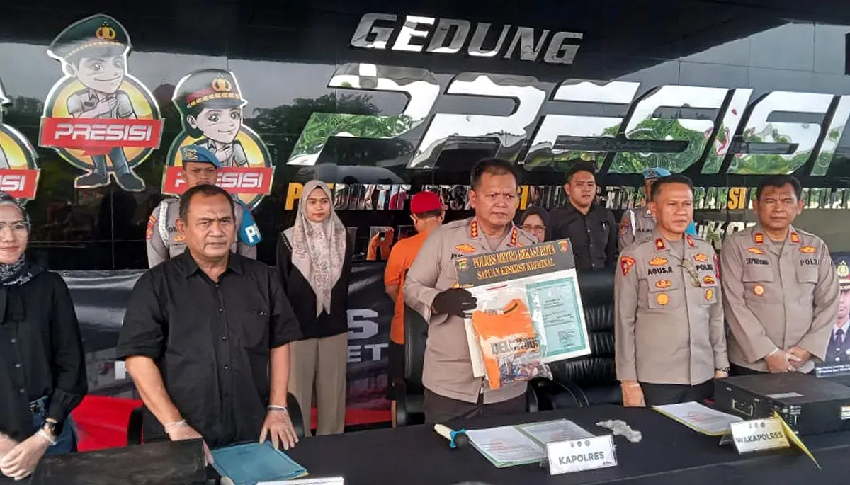Kapolres Metro Bekasi Kota, Kombespol Kusumo Wahyu Bintoro bersama jajarannya menunjukkan barang bukti tindakan pencabulan seorang paman kepada keponakannya. (Sumber: Dok Humas Polres Bekasi)