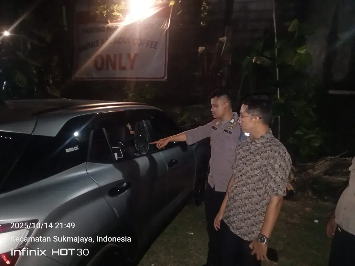 Petugas Polsek Sukmajaya melakukan pengecekan TKP modus pecah kaca. (Sumber: Dok Humas Polres Metro Depok)