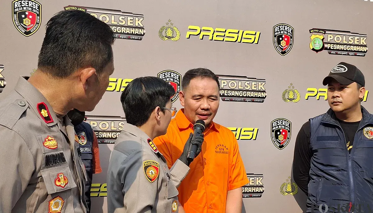 BAK, seorang kepala cabang showroom motor di Jakarta Selatan, yang ditangkap polisi usai menggelapkan uang perusahaan. (Sumber: POSKOTA | Foto: Angga Pahlevi)