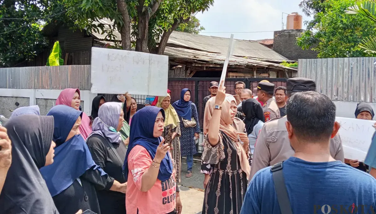 Warga Kavling Mawar Indah, Kelurahan Kali Baru, Kecamatan Medan Satria, Kota Bekasi melakukan aksi unjuk rasa menolak eksekusi lahan pada Rabu, 15 Oktober 2025. (Sumber: POSKOTA | Foto: Nurpini Aulia Rapika)
