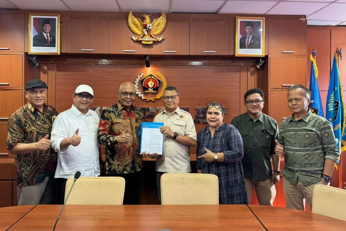 Ketua Umum PWI Pusat Akhmad Munir (tengah) menyerahkan SK Kepengurusan PWI Jakarta kepada Ketua PWI Jaya Kesit Budi Handoyo di Kantor PWI Pusat, Kebon Sirih, Jakarta Pusat, Rabu, 15 Oktober 2025. (Sumber: Dok. Istimewa)