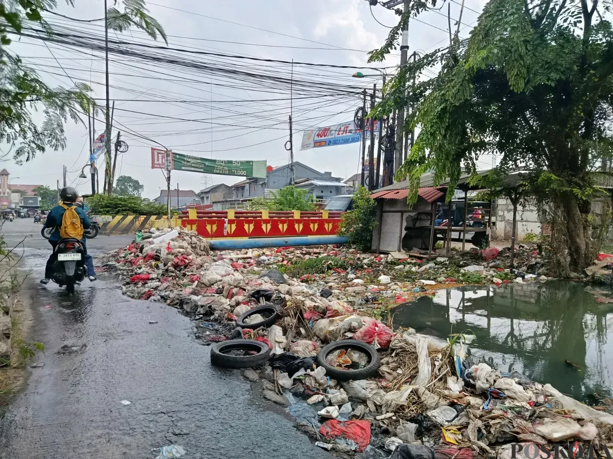 Ilustrasi - Tumpukan sampah menumpuk di Kali Jalan KH. Agus Salim, Kelurahan Karangsatria, Kecamatan Tambun Utara, Kabupaten Bekasi, Rabu 15 Oktober 2025. (Sumber: Poskota/Nurpini Aulia Rapika)