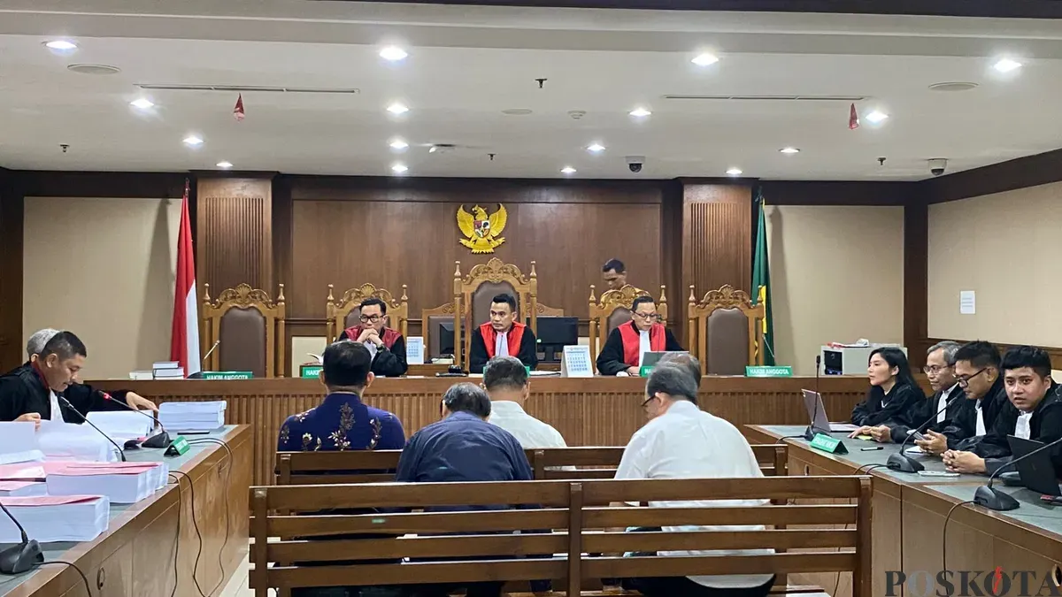 Lima pengusaha gula yang menjadi terdakwa sedang mendengarkan tuntutan dari JPU di sidang Pengadilan Tipikor PN Jakarta Pusat. (Sumber: POSKOTA | Foto: Ramot Sormin)