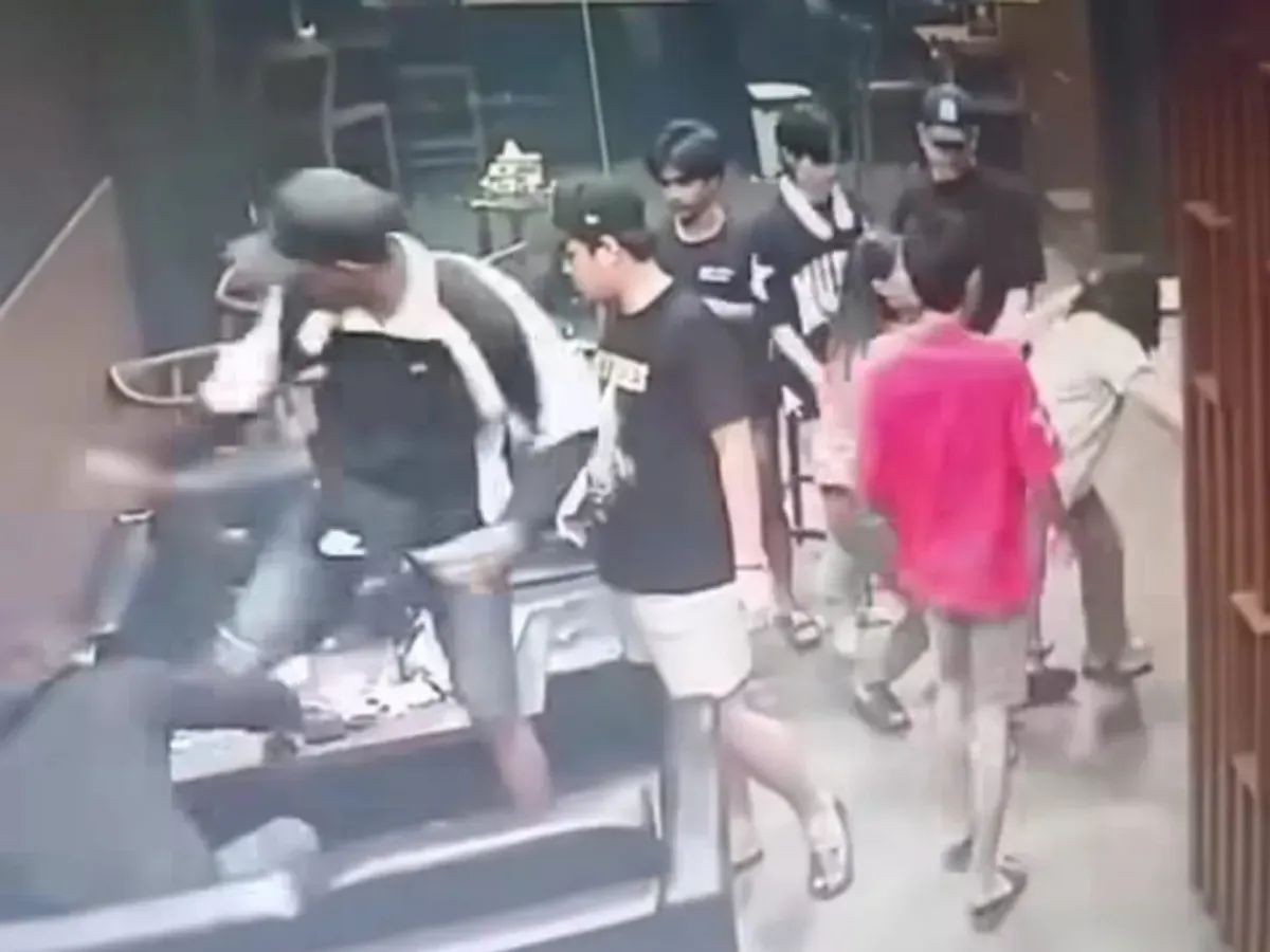 Tangkap layar aksi pengeroyokan di sebuah kafe di wilayah Cengkareng, Jakarta Barat, Selasa, 14 Oktober 2025.