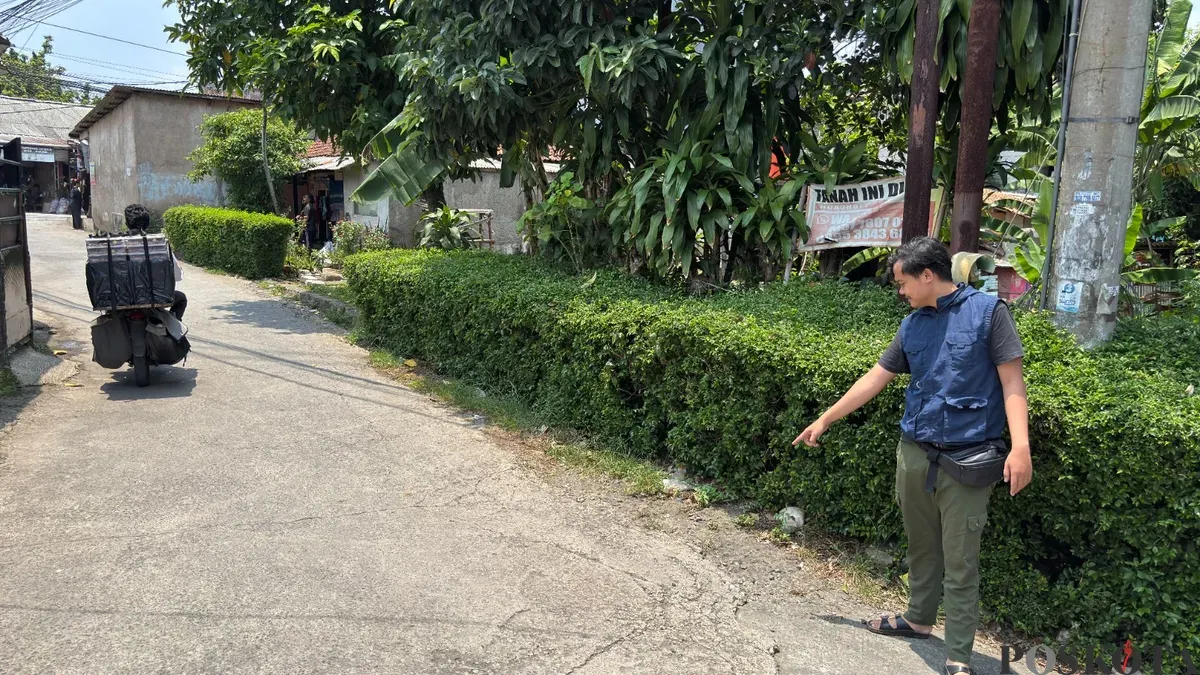 Warga menunjuk TKP penemuan mayat remaja di Kampung Babakan Tarikolot, Kelurahan Nanggewer, Kecamatan Cibinong. (Sumber: Poskota/Giffar Rivana)