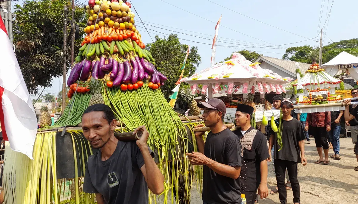 Para petani dan masyarakat di Desa Teluklada, Kecamatan Sobang, Kabupaten Pandeglang saat melakukan sedekah bumi. (Sumber: Dok. Panitia Acara Sedekah Bumi)