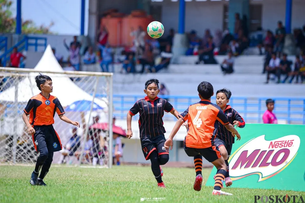 Tim POR UNI class 2014 menempati peringkat kedua Garuda Cup Milo Football Championship 2025 di Lapangan Sepak Bola UPI, Kota Bandung. (Sumber: Poskota/Gatot Poedji Utomo)