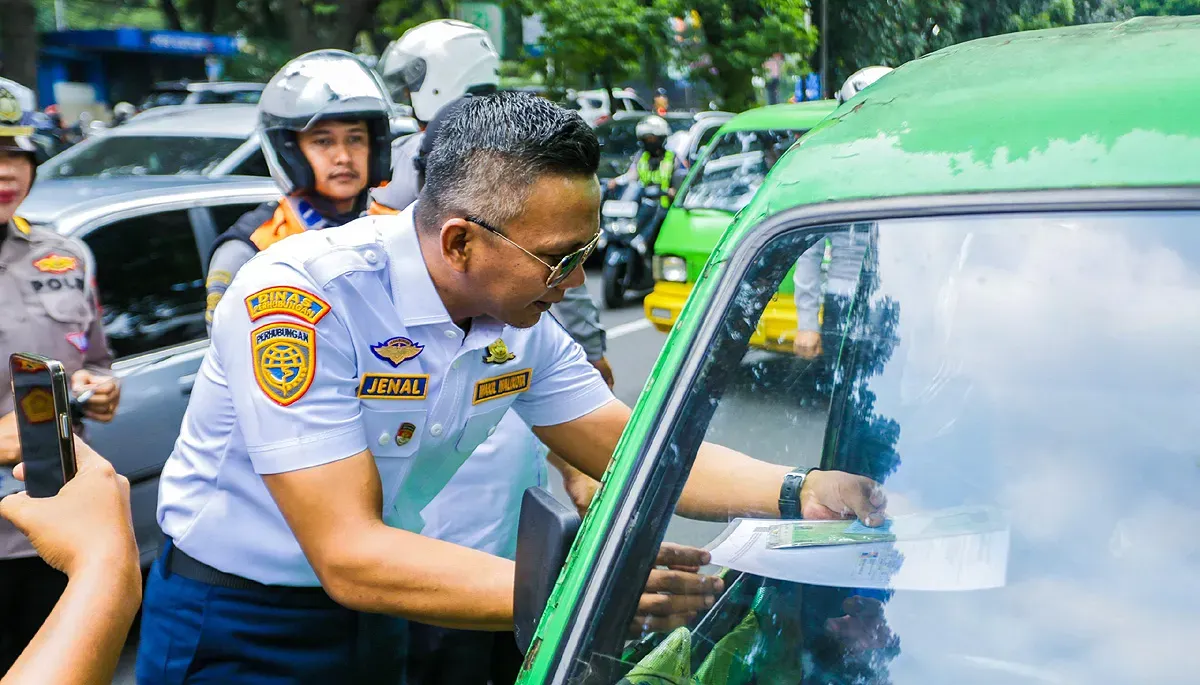 Wakil Wali Kota Bogor, Jenal Mutaqin, memeriksa kondisi angkot saat operasi kelayakan angkutan. (Sumber: Dok. Pemkot Bogor)