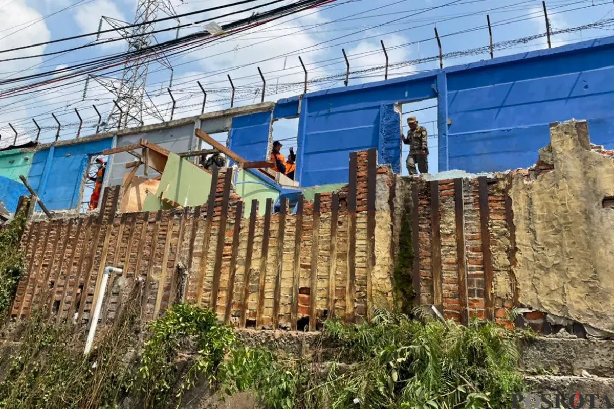 Petugas membongkar di kawasan Gang Royal, Kelurahan Pejagalan, Kecamatan Penjaringan, Jakarta Barat, Kamis, 16 Oktober 2025. (Sumber: Poskota)