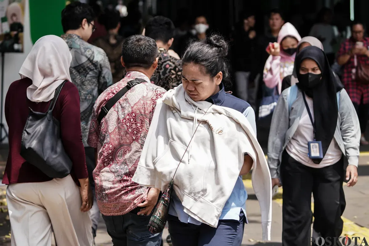Warga berjalan di tengah cuaca terik di Jalan Jenderal Sudirman, Jakarta, Kamis, 16 Oktober 2025. (Sumber: Poskota/Bilal Nugraha Ginanjar)