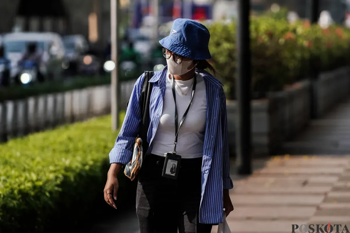 Warga berjalan di tengah cuaca terik di Jalan Jenderal Sudirman, Jakarta, Kamis, 16 Oktober 2025. (Sumber: Poskota/Bilal Nugraha Ginanjar)