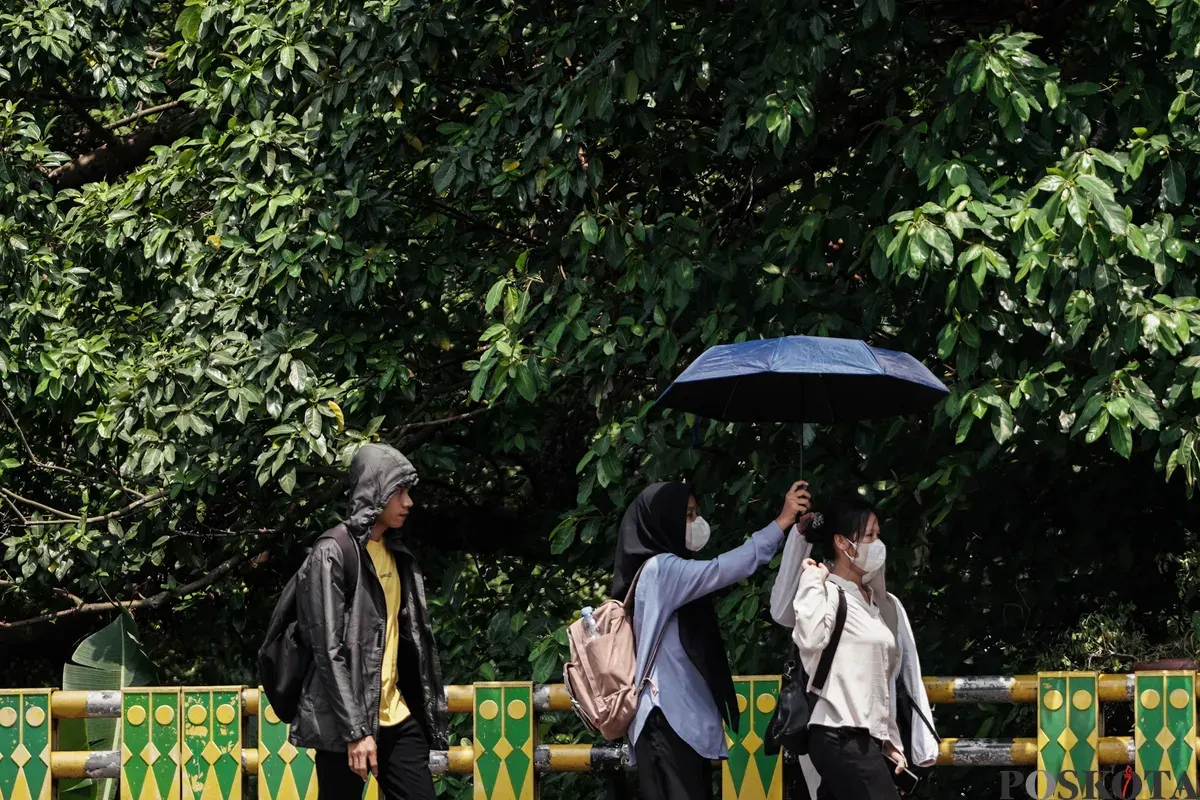 Warga berjalan di tengah cuaca terik di Jalan Jenderal Sudirman, Jakarta, Kamis, 16 Oktober 2025. (Sumber: Poskota/Bilal Nugraha Ginanjar)
