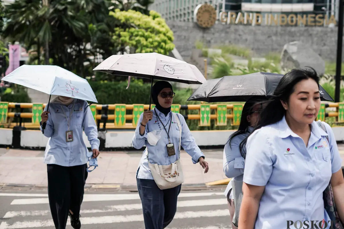 Warga berjalan di tengah cuaca terik di Jalan Jenderal Sudirman, Jakarta, Kamis, 16 Oktober 2025. (Sumber: Poskota/Bilal Nugraha Ginanjar)