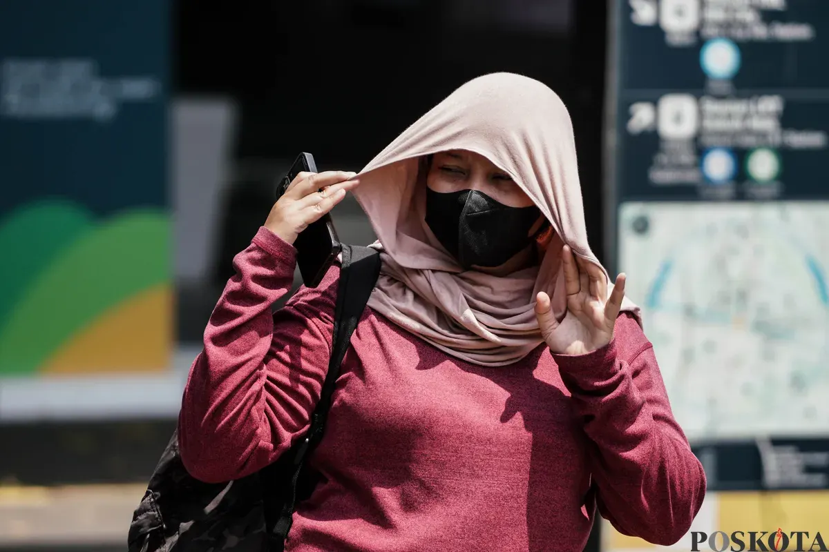 Warga berjalan di tengah cuaca terik di Jalan Jenderal Sudirman, Jakarta, Kamis, 16 Oktober 2025. (Sumber: Poskota/Bilal Nugraha Ginanjar)