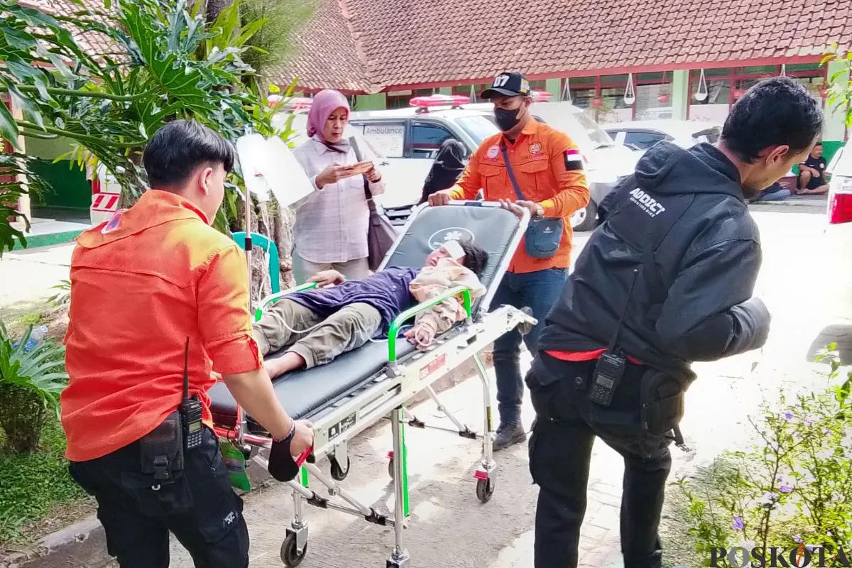Salah seorang siswa SMPN 1 Cisarua, Kabupaten Bandung Barat, mengalami keracunan seusai menyantap MBG. (Sumber: Poskota/Gatot Poedji Utomo)
