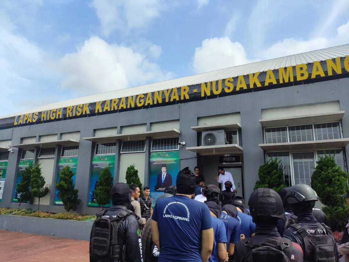 Petugas memindahkan Ammar Zoni dan enam narapidana berisiko tinggi dari Rutan Salemba ke Lapas Super Maximum Security Nusakambangan, Kamis, 16 Oktober 2025. (Sumber: Ditjenpas)