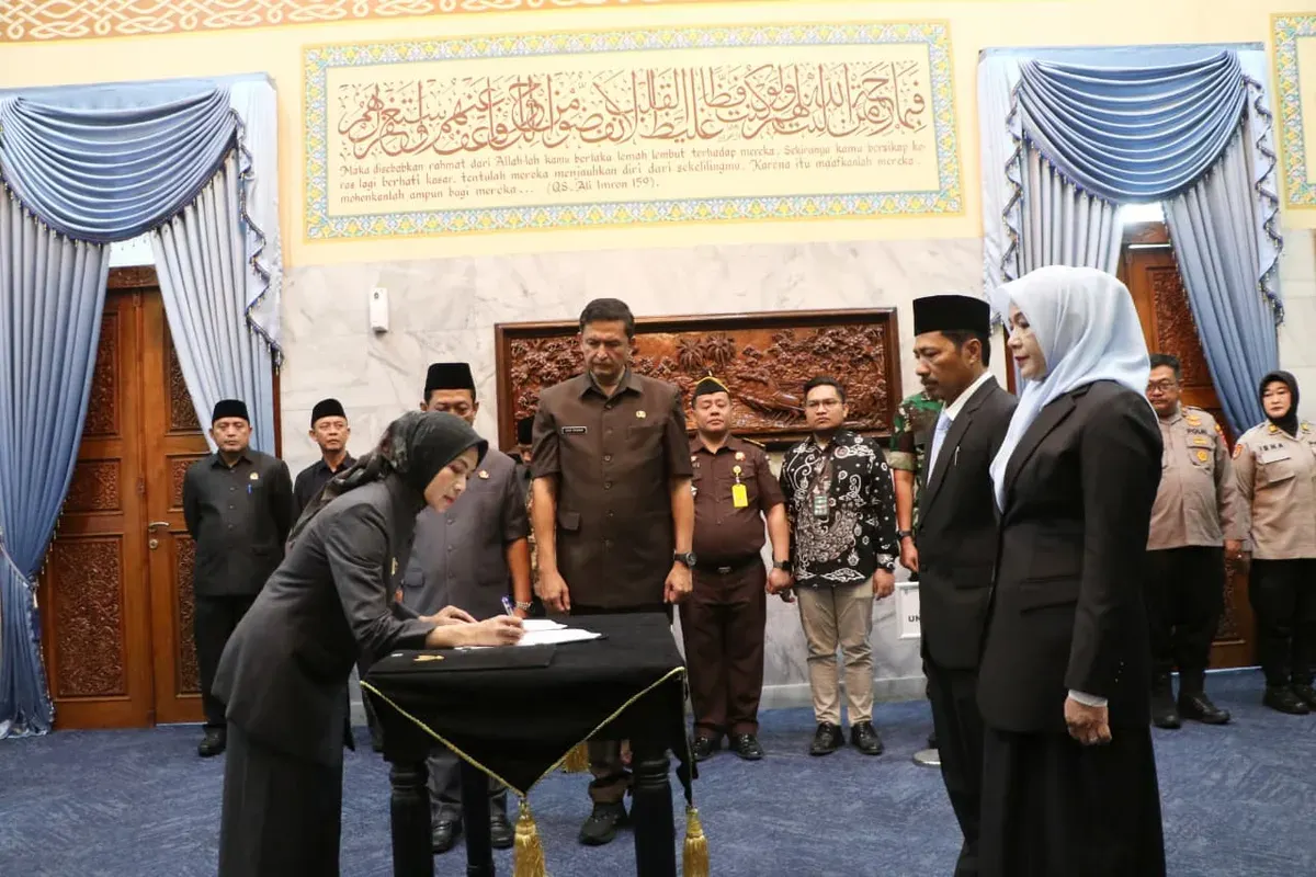 Bupati Serang, Ratu Rachmatuzakiyah menandatangani berita acara serah terima jabatan eselon II, Kamis, 16 Oktober 2025. (Sumber: Dok. Kominfo Pemkab Serang)