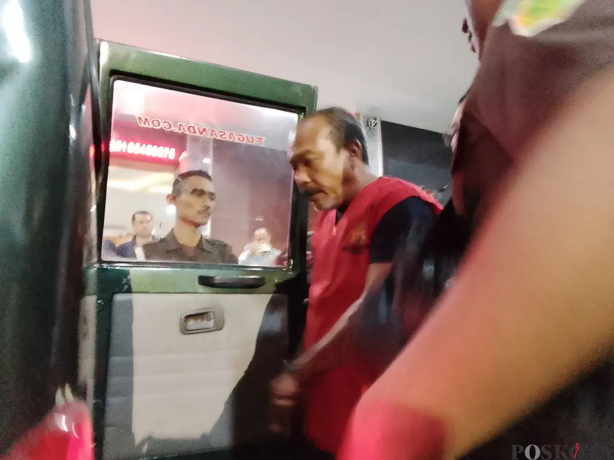 Pelaku penipuan rekrutmen pegawai kejaksaan saat dimasukan ke dalam mobil tahanan Kejari Cimahi. (Sumber: Poskota/Gatot Poedji Utomo)