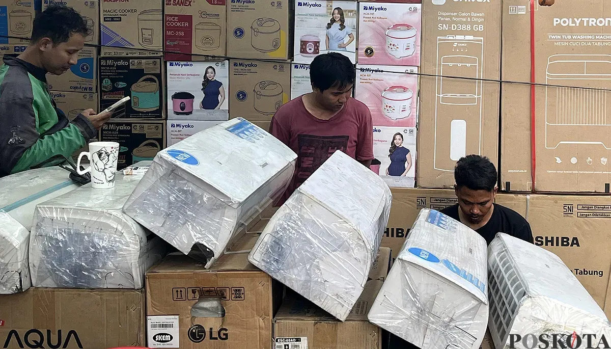 Pedagang AC di kawasan Palmerah, Jakarta Barat, mengalami peningkatan penjualan selama musim panas belakangan ini. (Sumber: POSKOTA | Foto: Pandi Ramedhan)