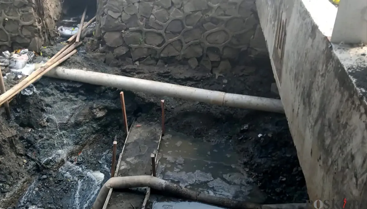 Pipa gas milik PT Sinergi Patriot Bekasi mengalami kebocoran akibat pengerukan drainase alat berat di sekitar Jembatan 10 Rawalumbu, Kecamatan Rawalumbu, Kota Bekasi, Kamis, 16 Oktober 2025. (Sumber: POSKOTA | Foto: Nurpini Aulia Rapika)