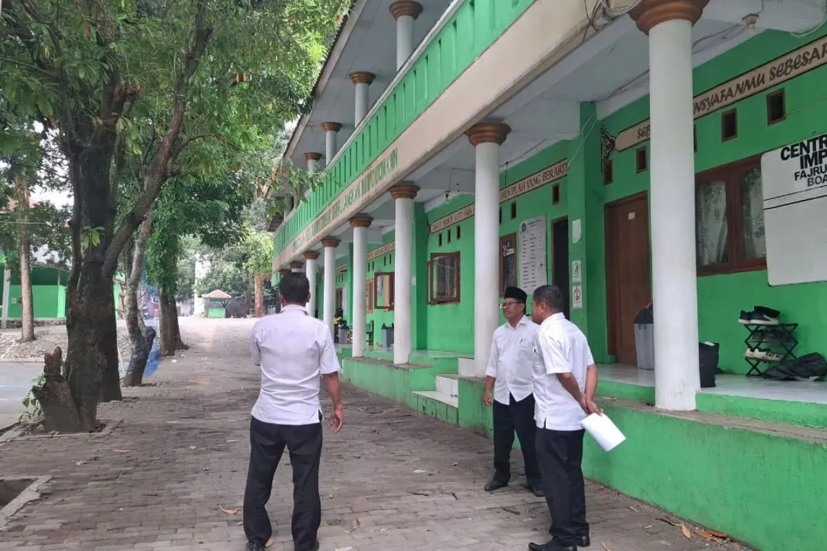 Petugas melakukan peninjauan dam pendataan bangunan salah sebuah pesantren di Kabupaten Bogor. (Sumber: Dok. DPKPP Bogor)