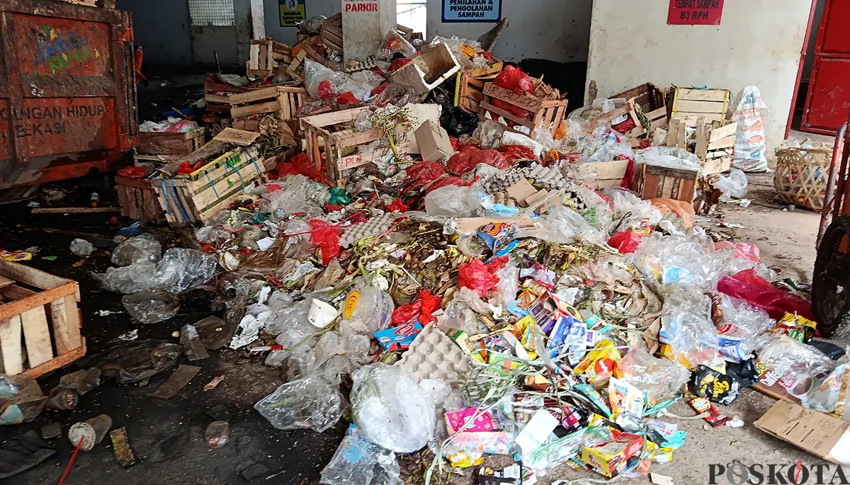 Tumpukan sampah di Pasar Jatiasih, Kota Bekasi, yang belum diangkut, Kamis, 16 Oktober 2025. (Sumber: POSKOTA | Foto: Nurpini Aulia Rapika)