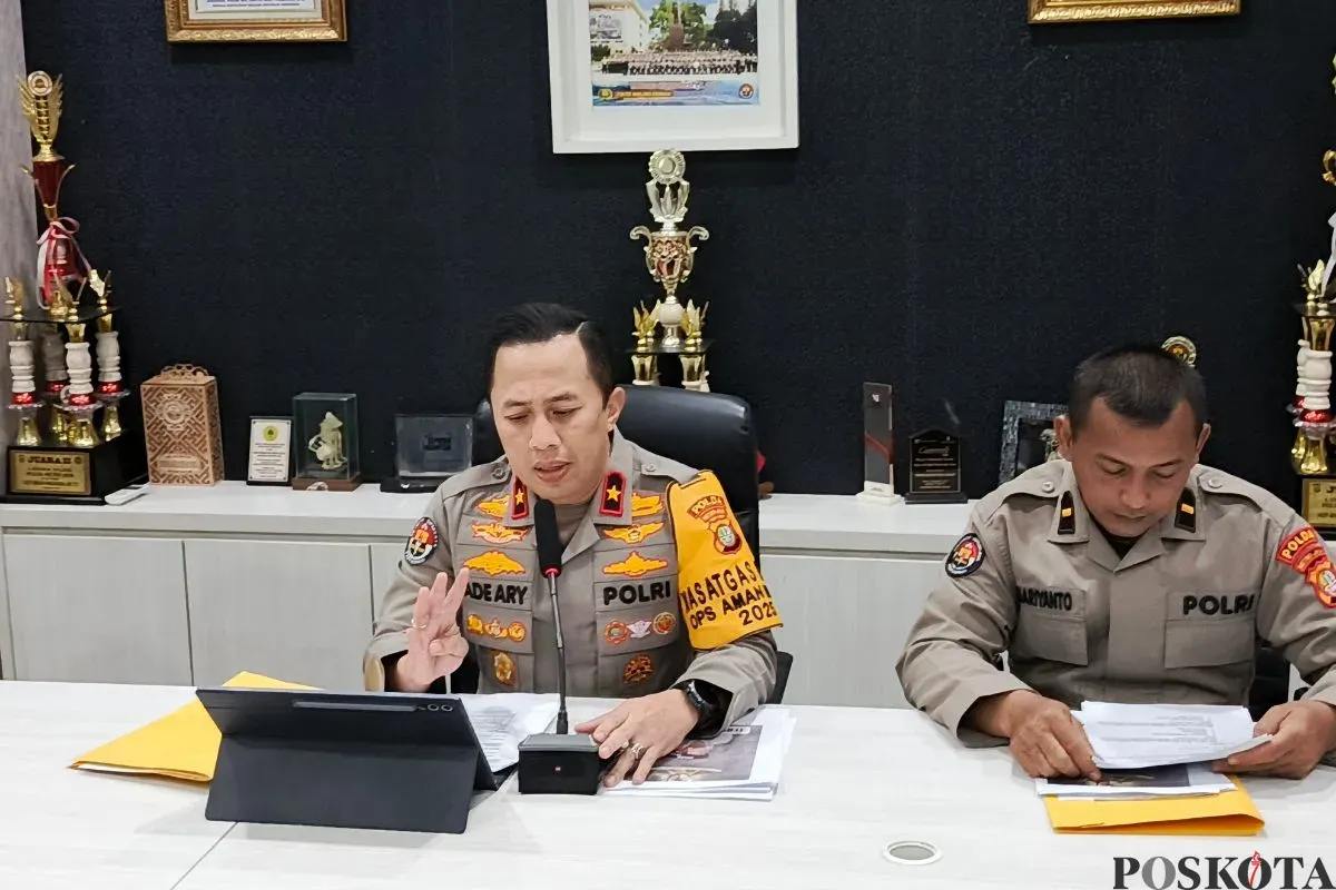 Kabid Humas Polda Metro Jaya, Brigjen Ade Ary Syam memberikan keterangan pers di Gedung Bidhumas Polda Metro Jaya, Kamis, 16 Oktober 2025. (Sumber: Poskota/Ali Mansur)