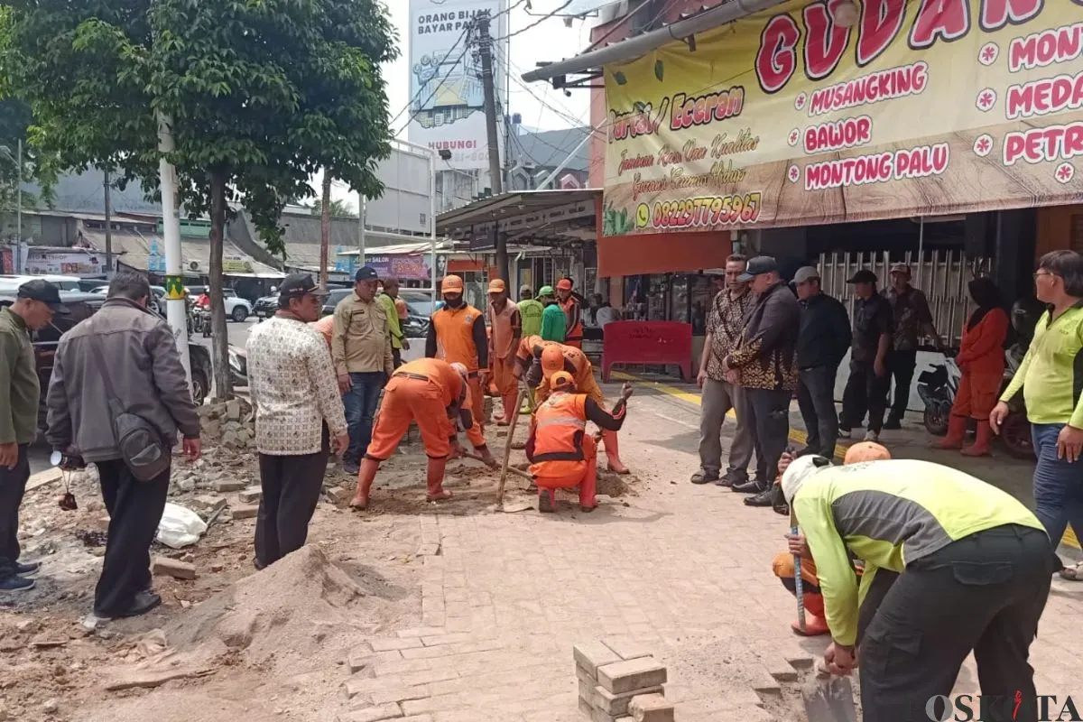 Pemkot Jakarta Barat melakukan penataan trotoar Jalan Srengseng Raya, RW 08 Kelurahan Srengseng, Kembangan, Jakarta Barat, Kamis, 16 Oktober 2025. (Sumber: Poskota/Pandi Ramedhan)