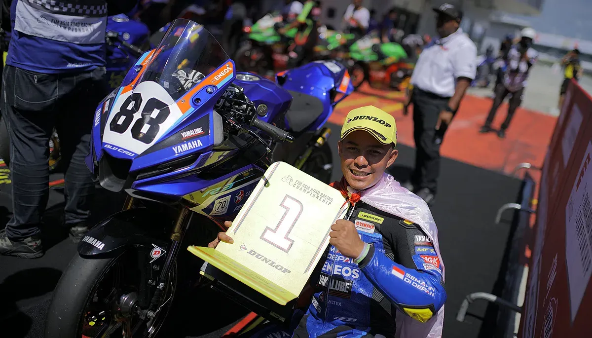 Candra Hermawan saat memenangi race 1 kelas AP250 di seri 5 ARRC 2025. (Sumber: Istimewa)