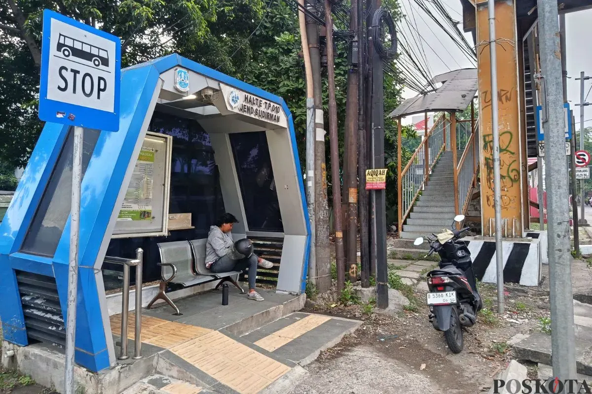 Kondisi Halte Jenderal Sudirman di depan Grand Mall Bekasi, Kelurahan Kranji, Bekasi Barat, Kota Bekasi, tampak lebih bersih dan tertata. (Sumber: Poskota/Nurpini Aulia Rapika)