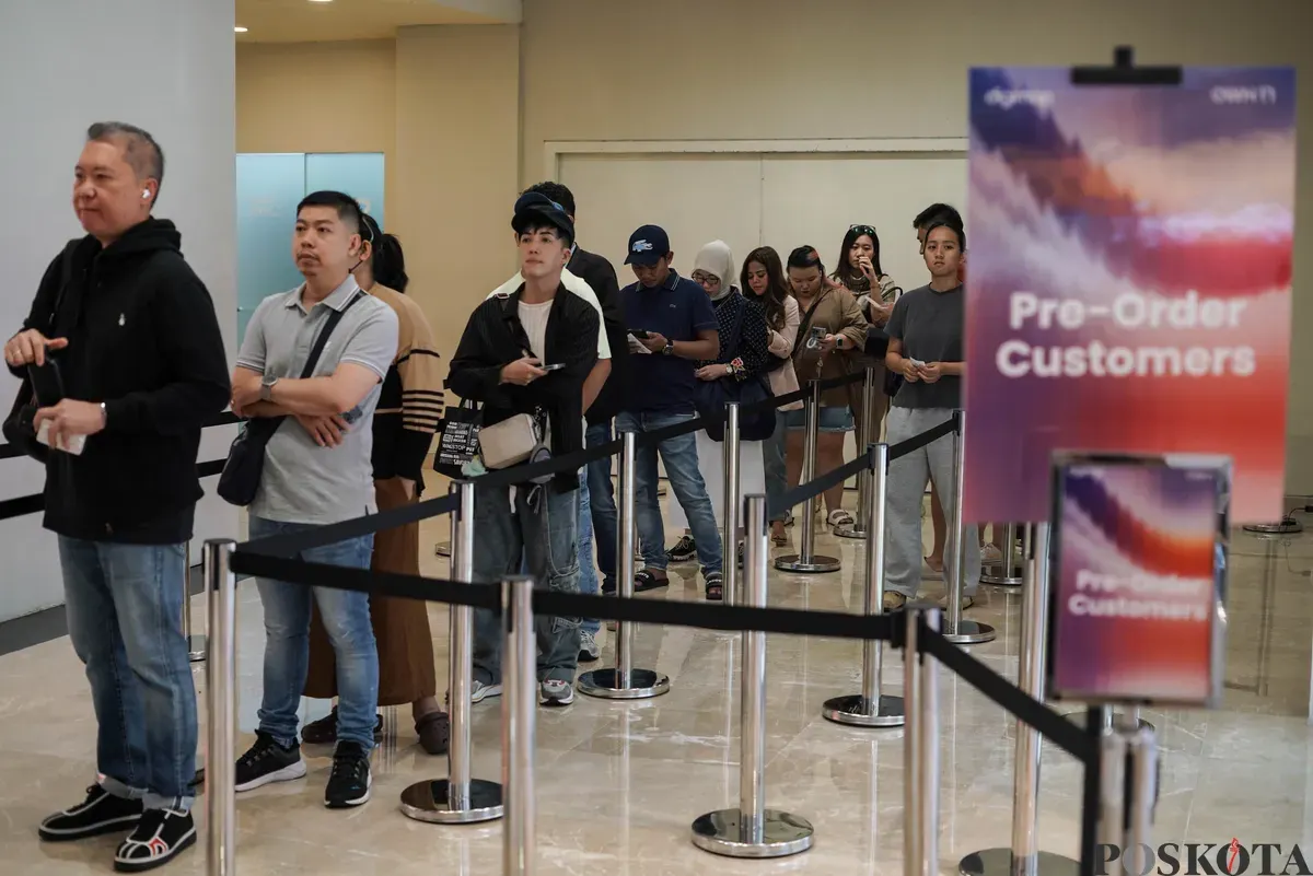 Warga mencoba berbagai seri iPhone 17 yang ditampilkan di salah satu distributor resmi Apple di Mal Grand Indonesia, Jakarta, Jum'at, 17 Oktober 2025. (Sumber: Poskota/Bilal Nugraha Ginanjar)