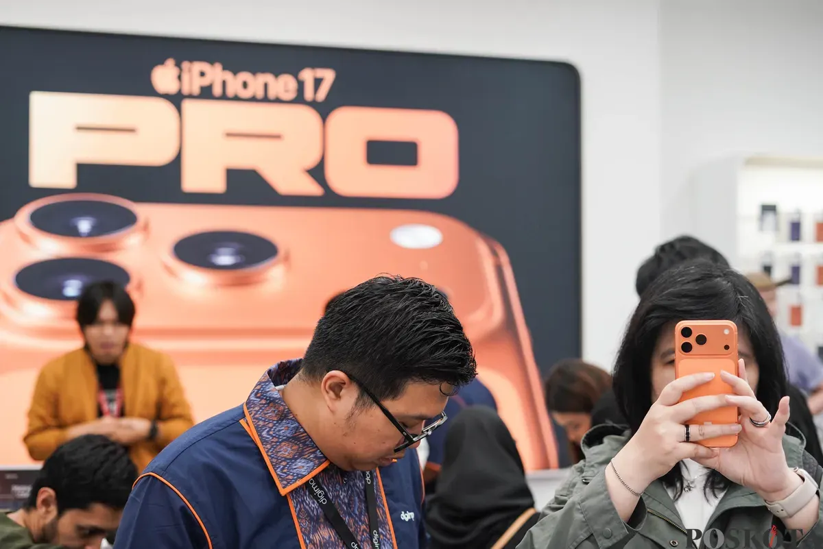 Warga mencoba berbagai seri iPhone 17 yang ditampilkan di salah satu distributor resmi Apple di Mal Grand Indonesia, Jakarta, Jum'at, 17 Oktober 2025. (Sumber: Poskota/Bilal Nugraha Ginanjar)