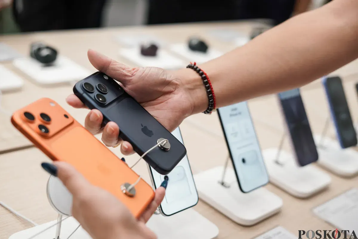 Warga mencoba berbagai seri iPhone 17 yang ditampilkan di salah satu distributor resmi Apple di Mal Grand Indonesia, Jakarta, Jum'at, 17 Oktober 2025. (Sumber: Poskota/Bilal Nugraha Ginanjar)